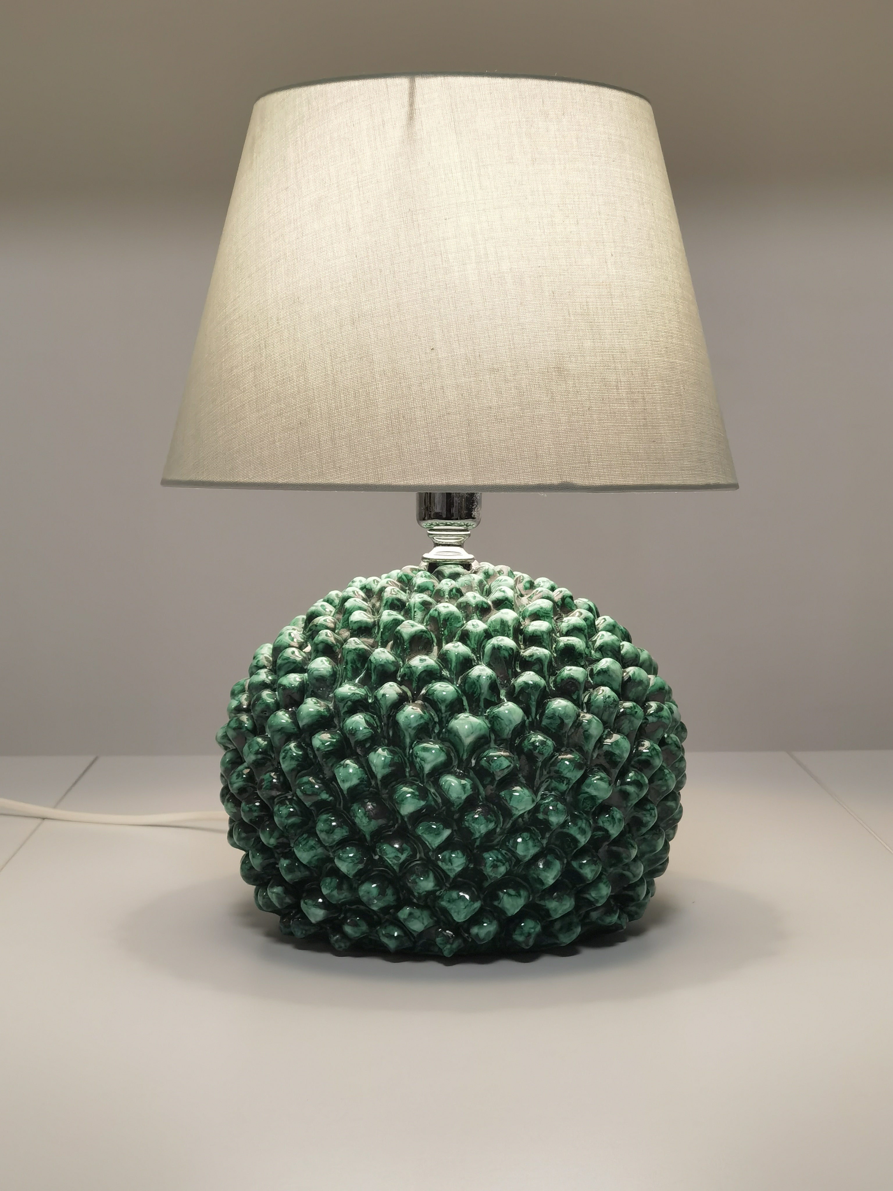 Lampada modello pigna in ceramica di Caltagirone