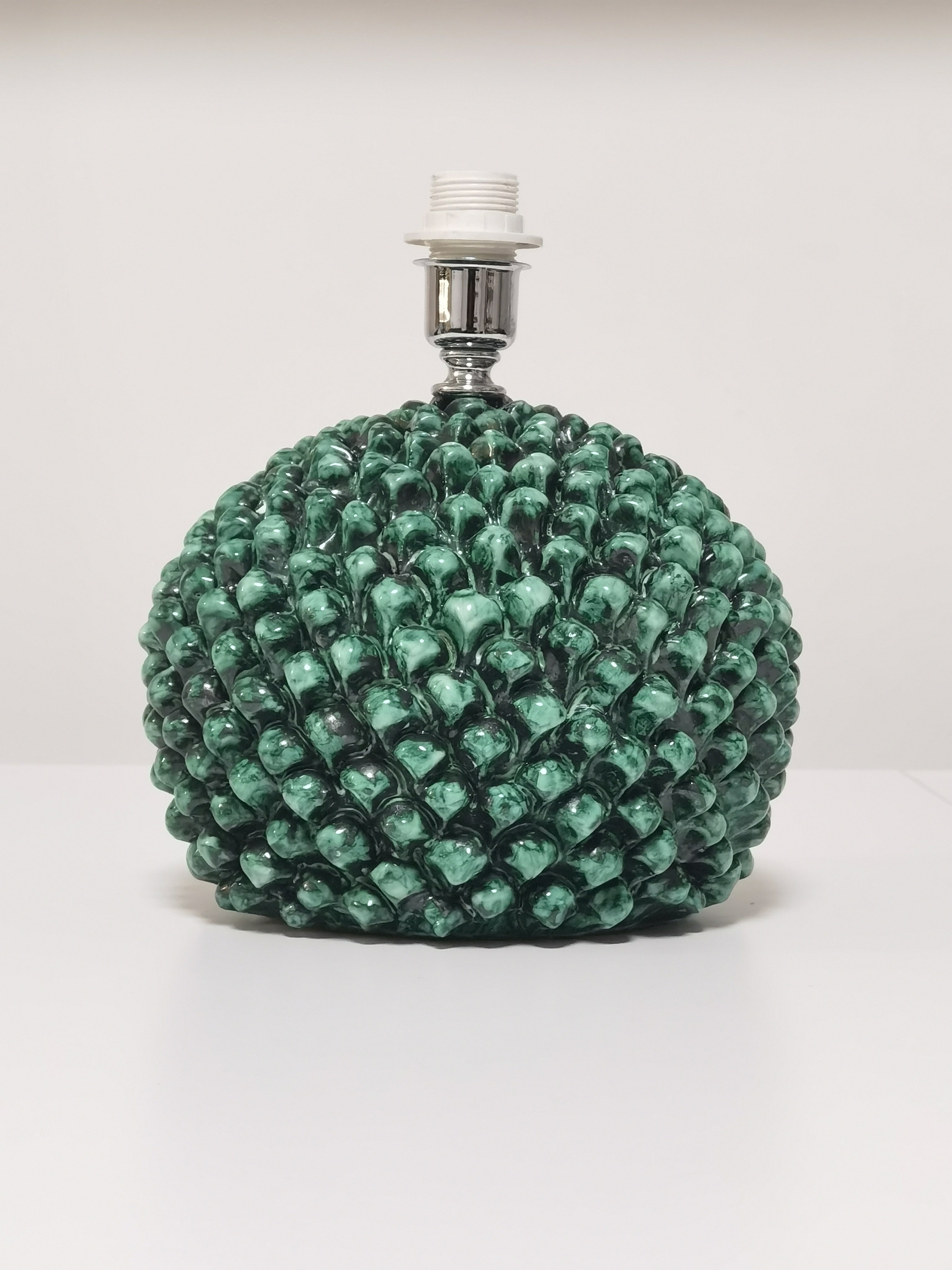 Lampada modello pigna in ceramica di Caltagirone