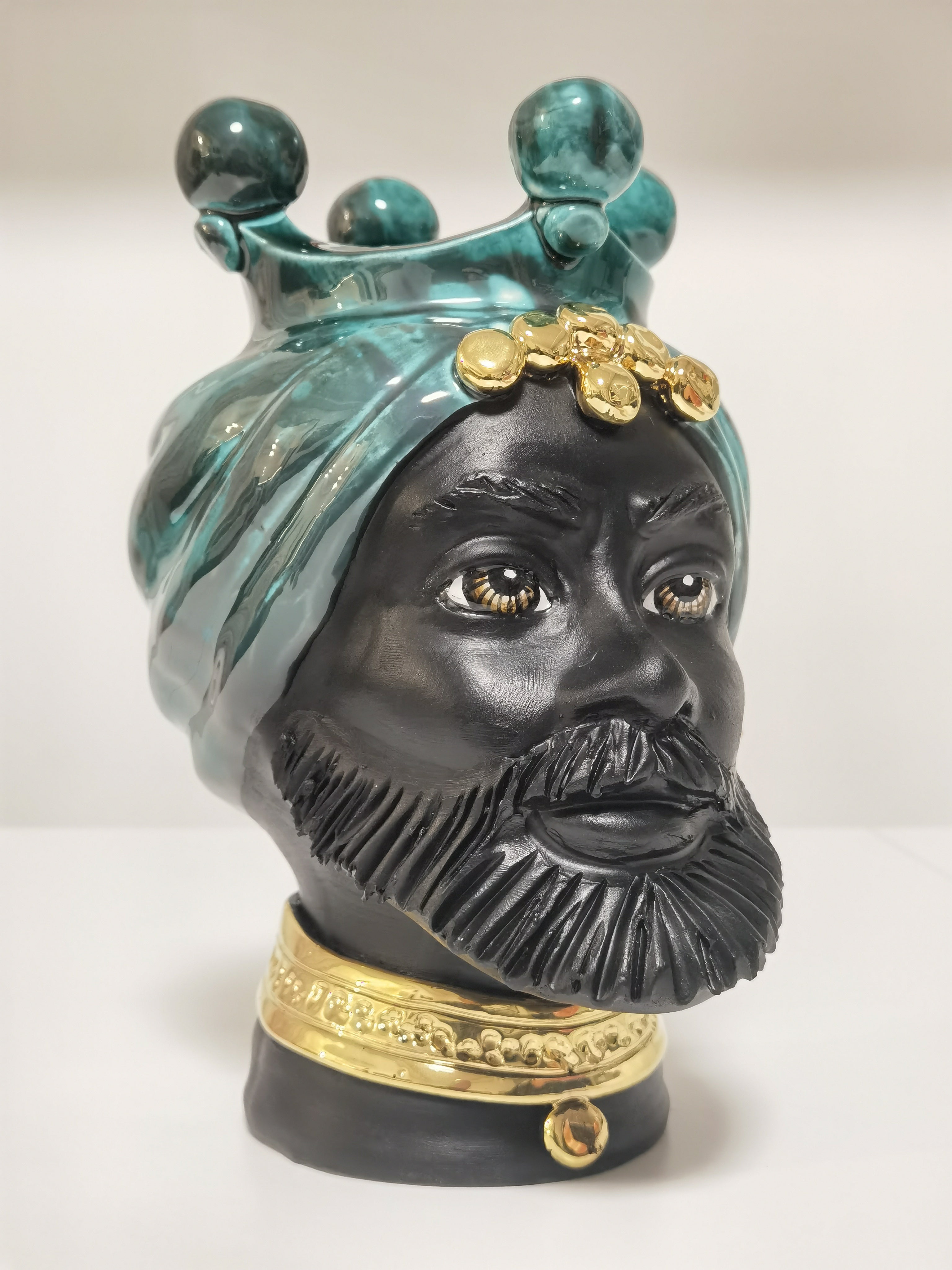 Testa di Moro Uomo con Corona e Dettagli in Oro – Ceramica di Caltagirone | 25 cm