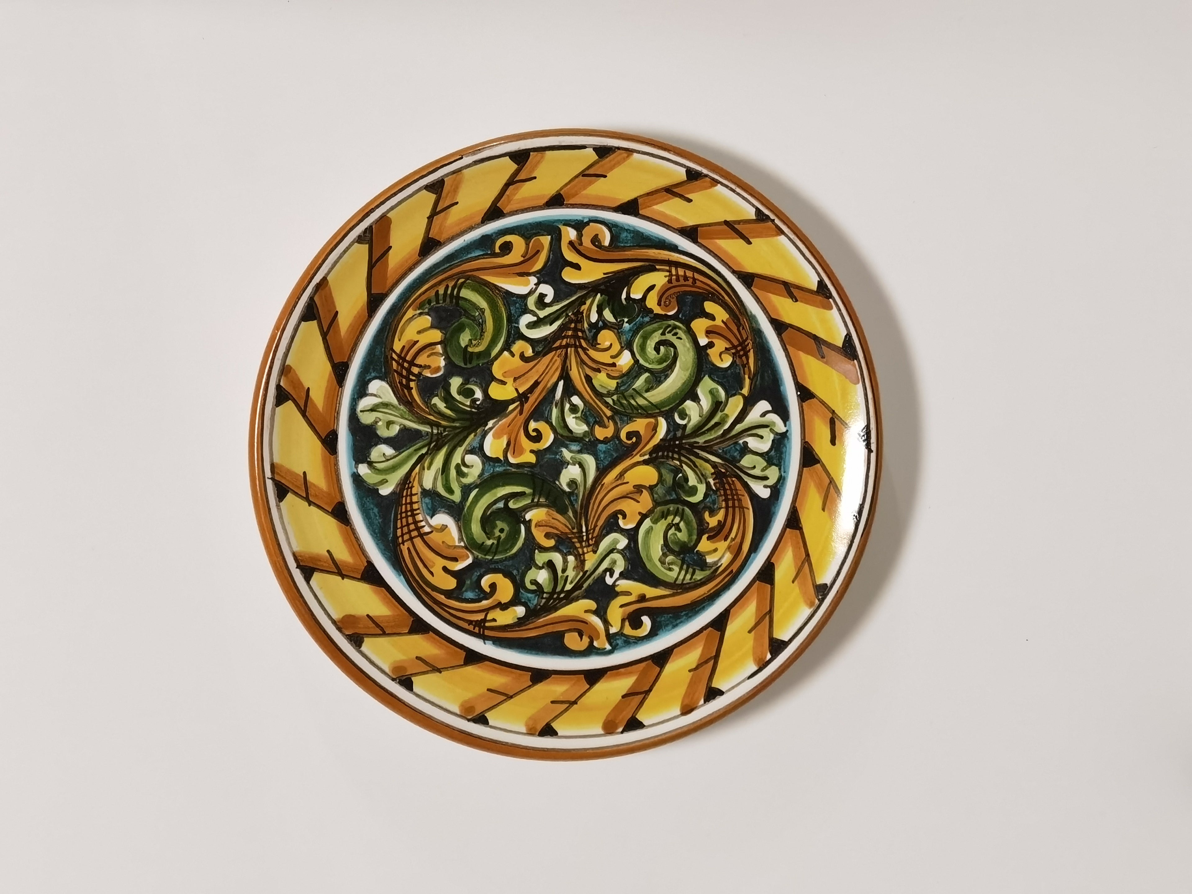 Piatto Tondo Decoro Classico Fondo Verde 20 cm – Ceramica di Caltagirone