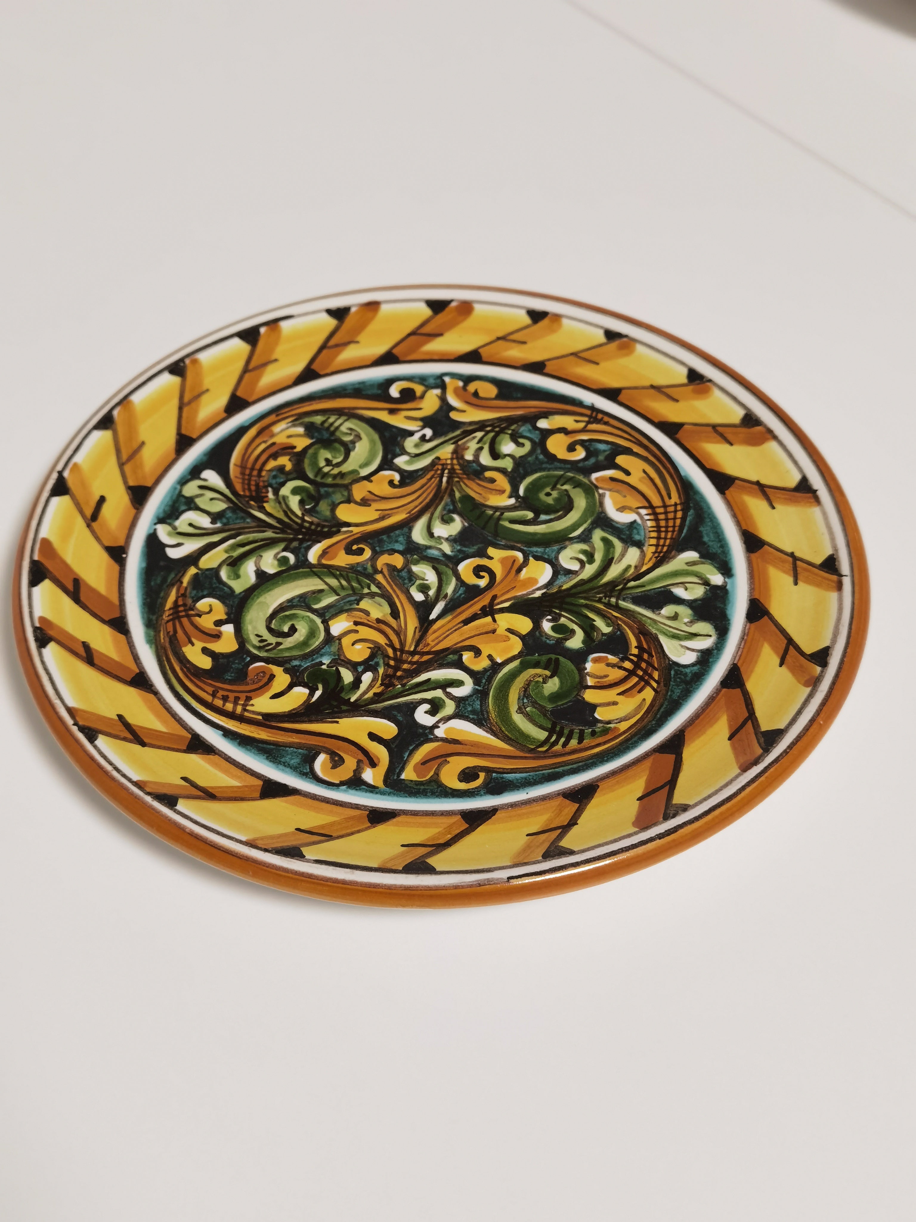 Piatto Tondo Decoro Classico Fondo Verde 20 cm – Ceramica di Caltagirone