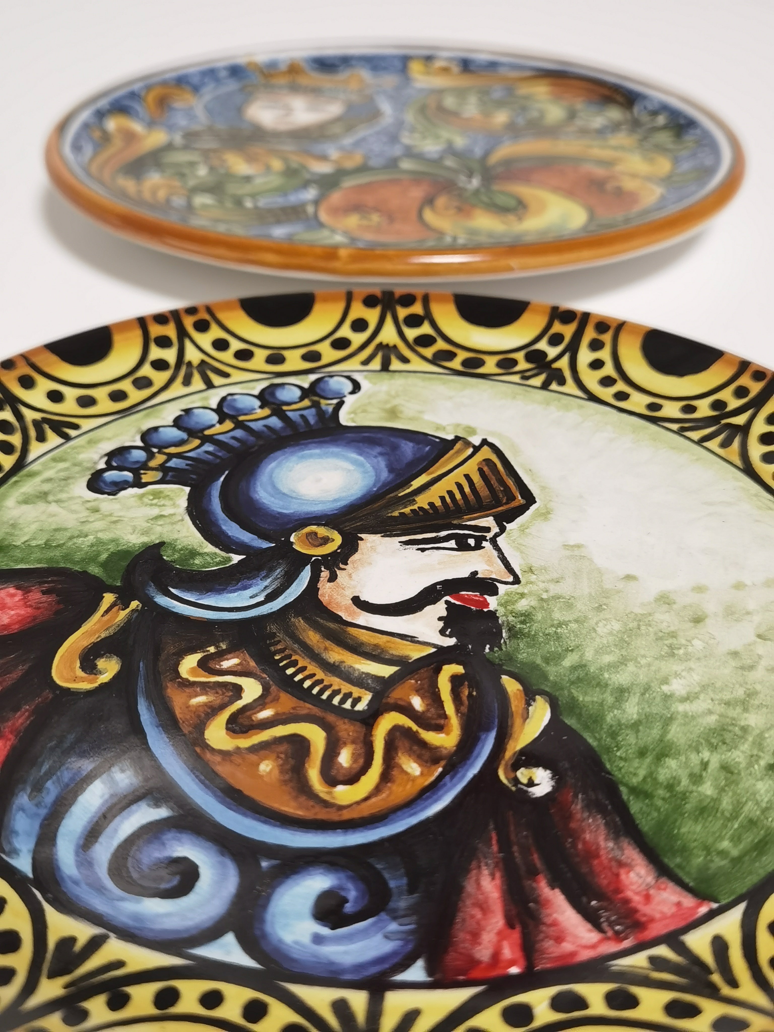 Piatto con Pupo Siciliano Decorato – 20 cm