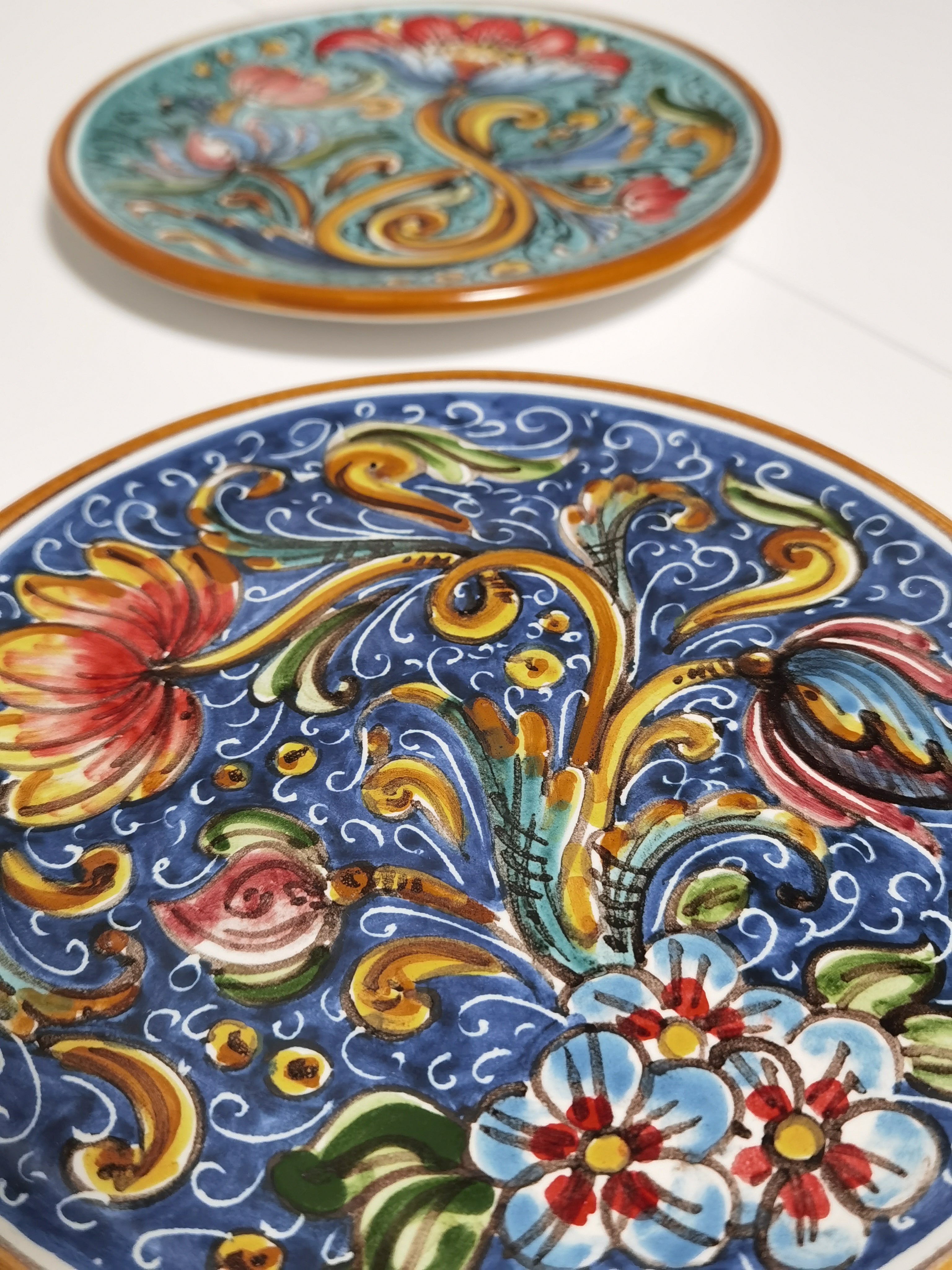 Piatto Settecento 20 cm – Ceramica di Caltagirone con Decoro Classico Siciliano