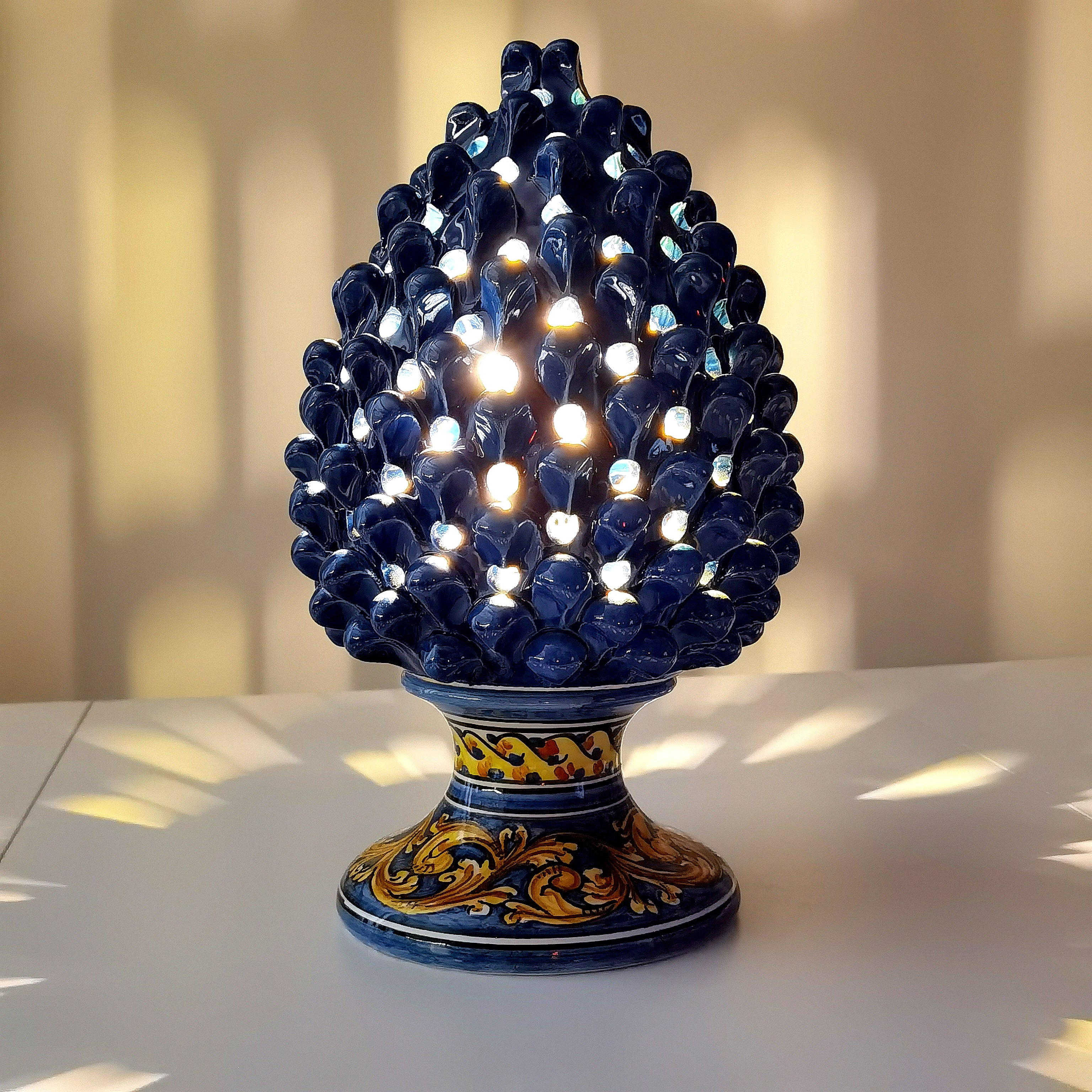 Lampada Pigna in Ceramica di Caltagirone Blu con Base Decorata – Fatto a Mano 30 cm