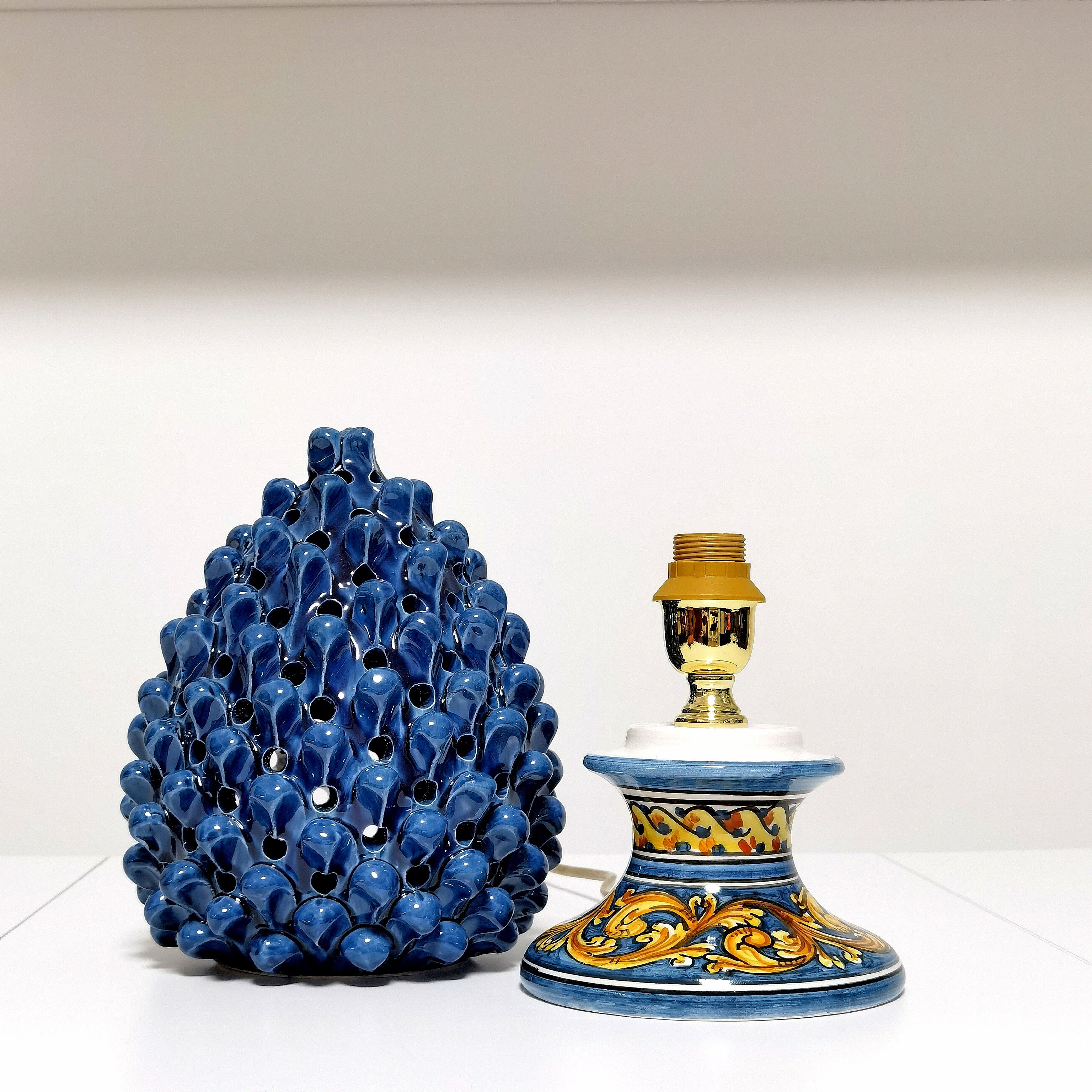 Lampada Pigna in Ceramica di Caltagirone Blu con Base Decorata – Fatto a Mano 30 cm