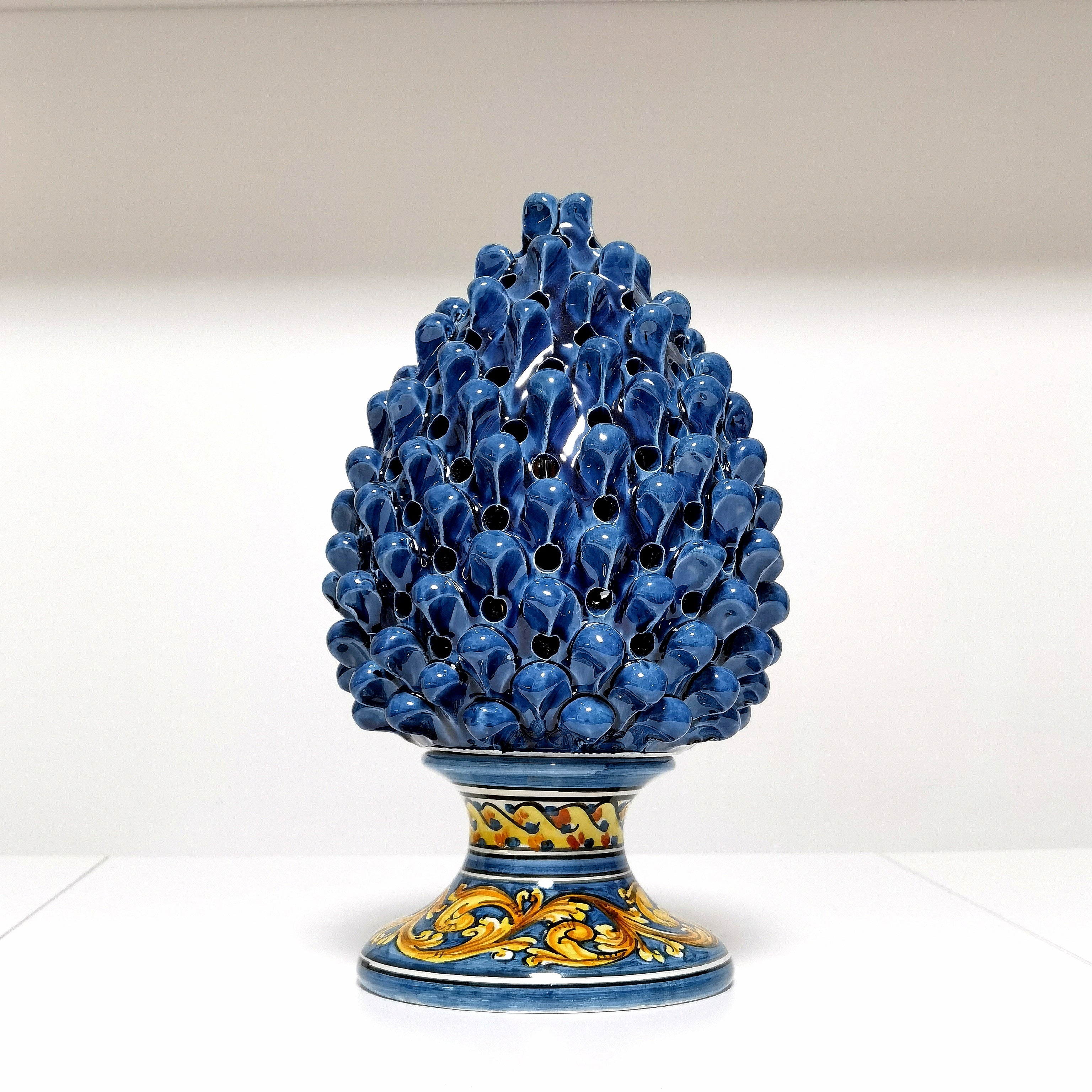 Lampada Pigna in Ceramica di Caltagirone Blu con Base Decorata – Fatto a Mano 30 cm